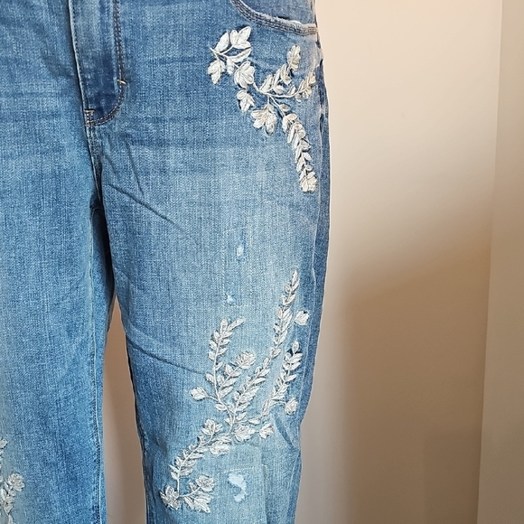 White House Black Market Blue Girlfriend Jeans with White Embroidery - Picture 3 of 7